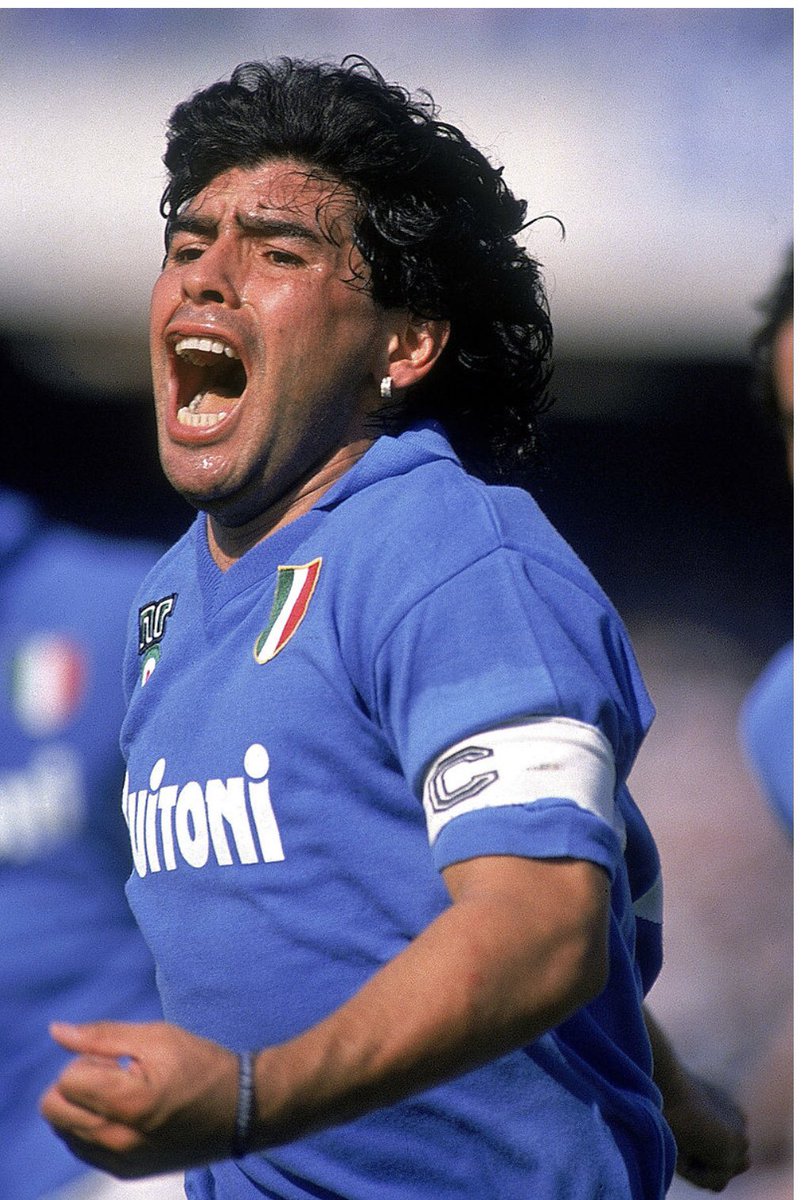 virginiaharry20's tweet photo. Buon Natale amici miei💙🤍 Buon compleanno D10S!! Chi ama non dimentica💙🤍 #DiegoEterno @sscnapoli @BocaJrsOficial @Argentina https://t.co/7Fvt1AKpYh