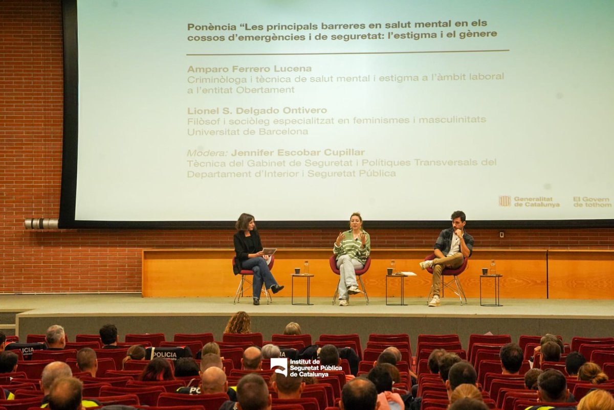 <a href="/MRocaFina/">Marta Roca Fina</a> <a href="/carsolpag/">Carmen Soler Pagán</a> <a href="/obertament_sm/">Obertament</a> En la mateixa taula rodona, <a href="/lio_delg/">Lionel S. Delgado</a> argumenta que l'estigma, la salut mental i la masculinitat tradicional es retroalimenten de forma negativa en homes que tenen problemes de salut mental.