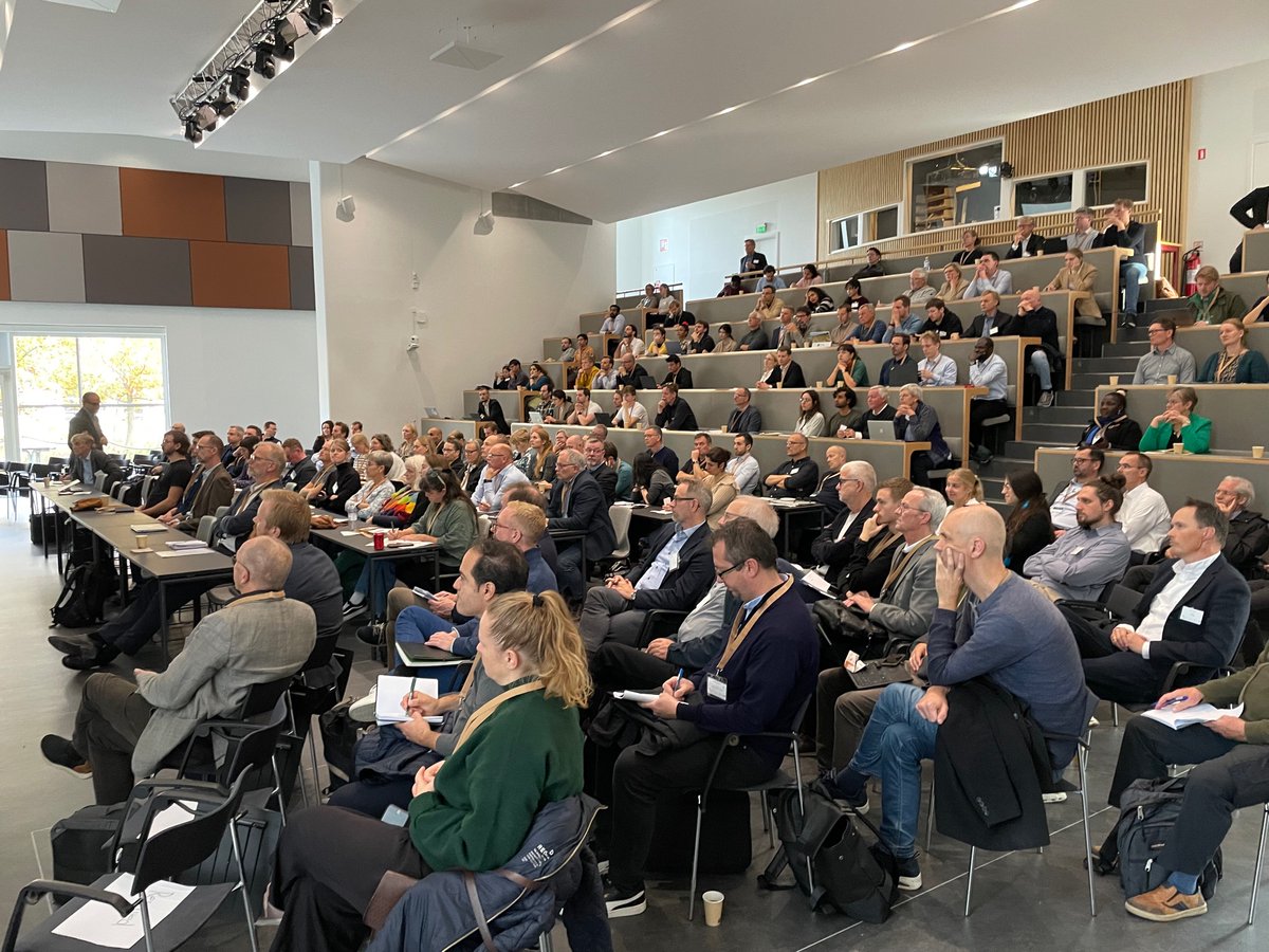 RUC (@roskildeuni) on Twitter photo Besøg af landets klimaminister <a href="/L_Aagaard/">Lars Aagaard</a> i dag på RUC. Roskilde Universitet havde samlet 200 førende danske virksomheder, forskere og offentlige aktører til at diskutere det fremtidige potentiale for #pyrolyseteknologi i Danmark 🌳#dkgreen #Klima #dkpol Besøg af landets klimaminister <a href="/L_Aagaard/">Lars Aagaard</a> i dag på RUC. Roskilde Universitet havde samlet 200 førende danske virksomheder, forskere og offentlige aktører til at diskutere det fremtidige potentiale for #pyrolyseteknologi i Danmark 🌳#dkgreen #Klima #dkpol
