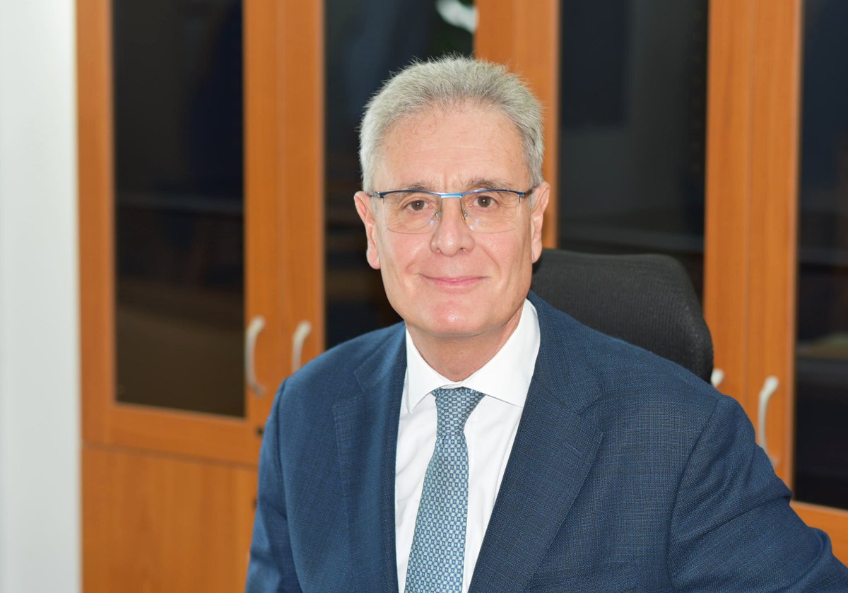 L'<a href="/AcLaReunion/">Académie de La Réunion</a>  a le plaisir d'accueillir aujourd'hui son nouveau recteur, Rostane Mehdi, qui succède à <a href="/pf_mourier/">PF MOURIER</a>. 
▶️aca.re/com/recteur