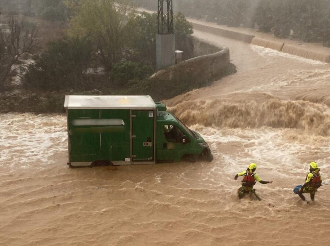 Über 50 Menschen sind bei Extremwetter in Spanien umgekommen. Unsere katalanischen Genoss:innen schreiben: "Wir können unsere Existenz nicht mehr an ein paychopathisches System und seine Repräsentant:innen delegieren." - "Nur die Menschen retten die Menschen!" 

Solidarität!🖤✊