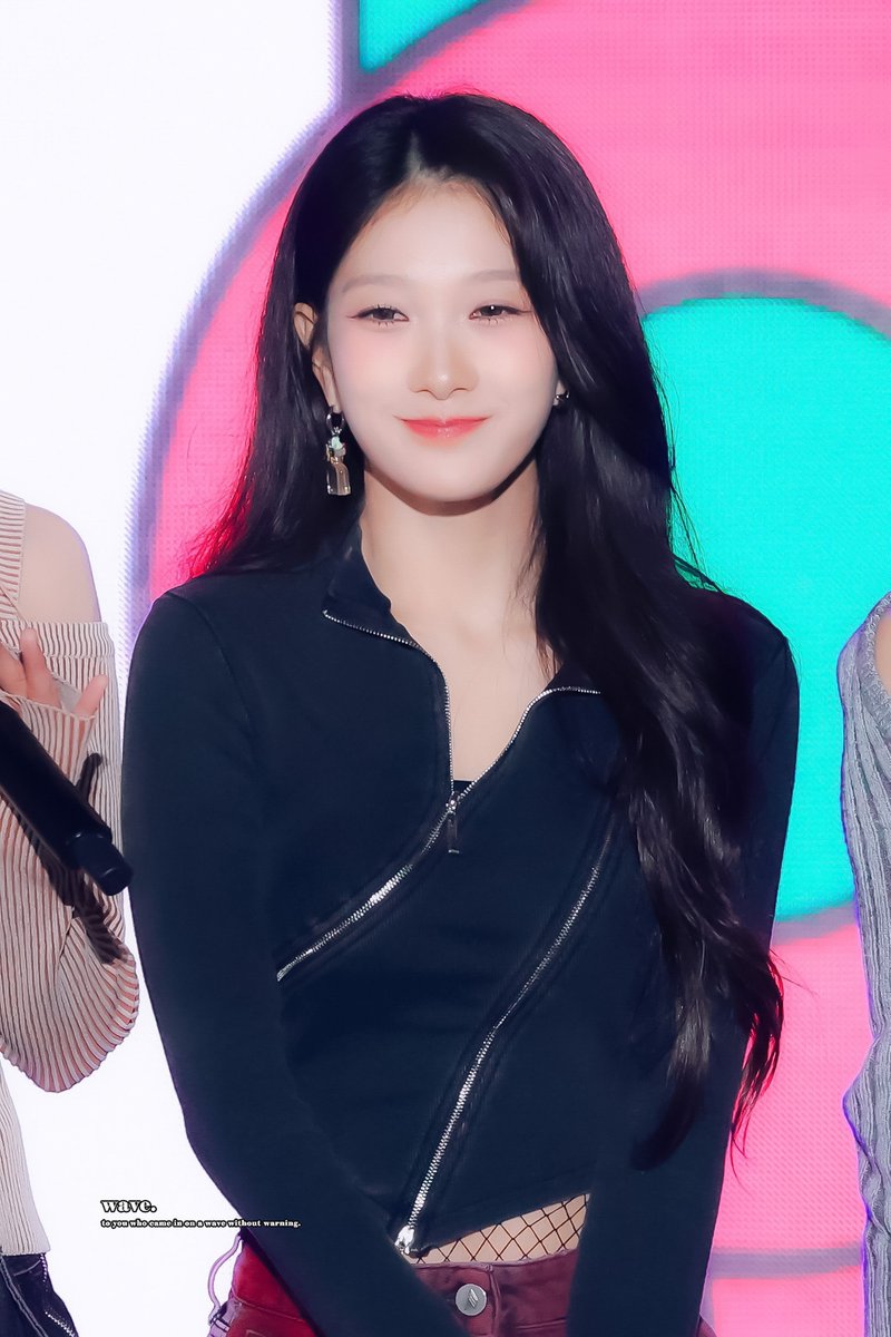 wasyve's tweet photo. 241026

🐶🖤

#프로미스나인 #fromis_9 #이서연 #LeeSeoYeon https://t.co/AXv1gQx6ux