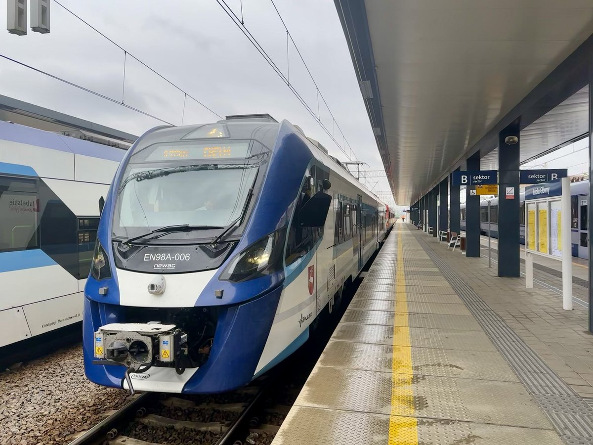 MarcelKlinowski's tweet photo. Druga część podróży - z Lublina do Chełma - już z @POLREGIO_PL 2-członowym pojazdem #EN98A #Impuls2 produkcji @NewagSa. Na dzisiaj to najnowsze pojazdy @UMWL_Lublin, którymi dysponuje Lubelski Zakład PR
#PociągiemPrzezPolskę https://t.co/19aLHSEkk7