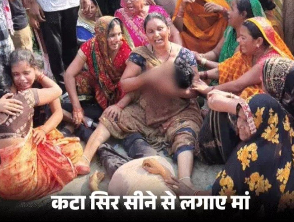 वाकई कलेजा कांप उठा!
पाँच बहनों में अकेला भाई!
जौनपुर का अनुराग यादव 【ताइक्वांडो खिलाड़ी】
जिसका सर तलवार से काट डाला!
मां बेटे का सर सीने से लगाए रोती रही !!

यूपी में जंगलराज है क्या...?
अपराधियों में कानून का डर खत्म हो गया है!