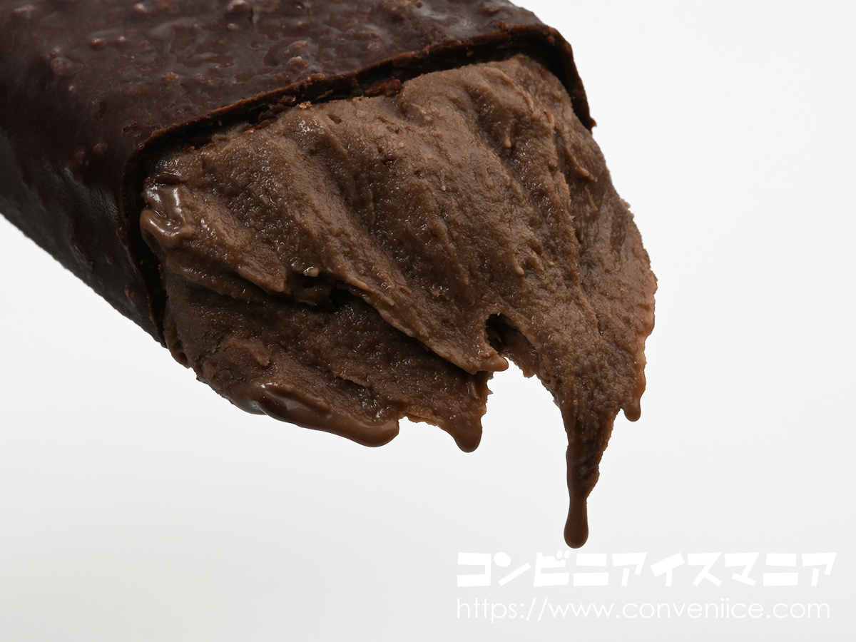 icemania's tweet photo. ファミマ限定のバリうまチョコアイス🍫をご紹介します！洋酒漬けのオレンジピールをチョコレートアイスに混ぜた大人の味。チョココーティングには香ばしいクランチクッキーをたっぷり混ぜ、ザクザクの食感が楽しめます✨※アルコール使用のため、お子様はご遠慮ください🔞

アンデイコ『濃厚チョコアイスバー ～オレンジピール入り～』

数量限定販売商品なので、気になる方はお早めにチェックを！🏃‍♀️💨