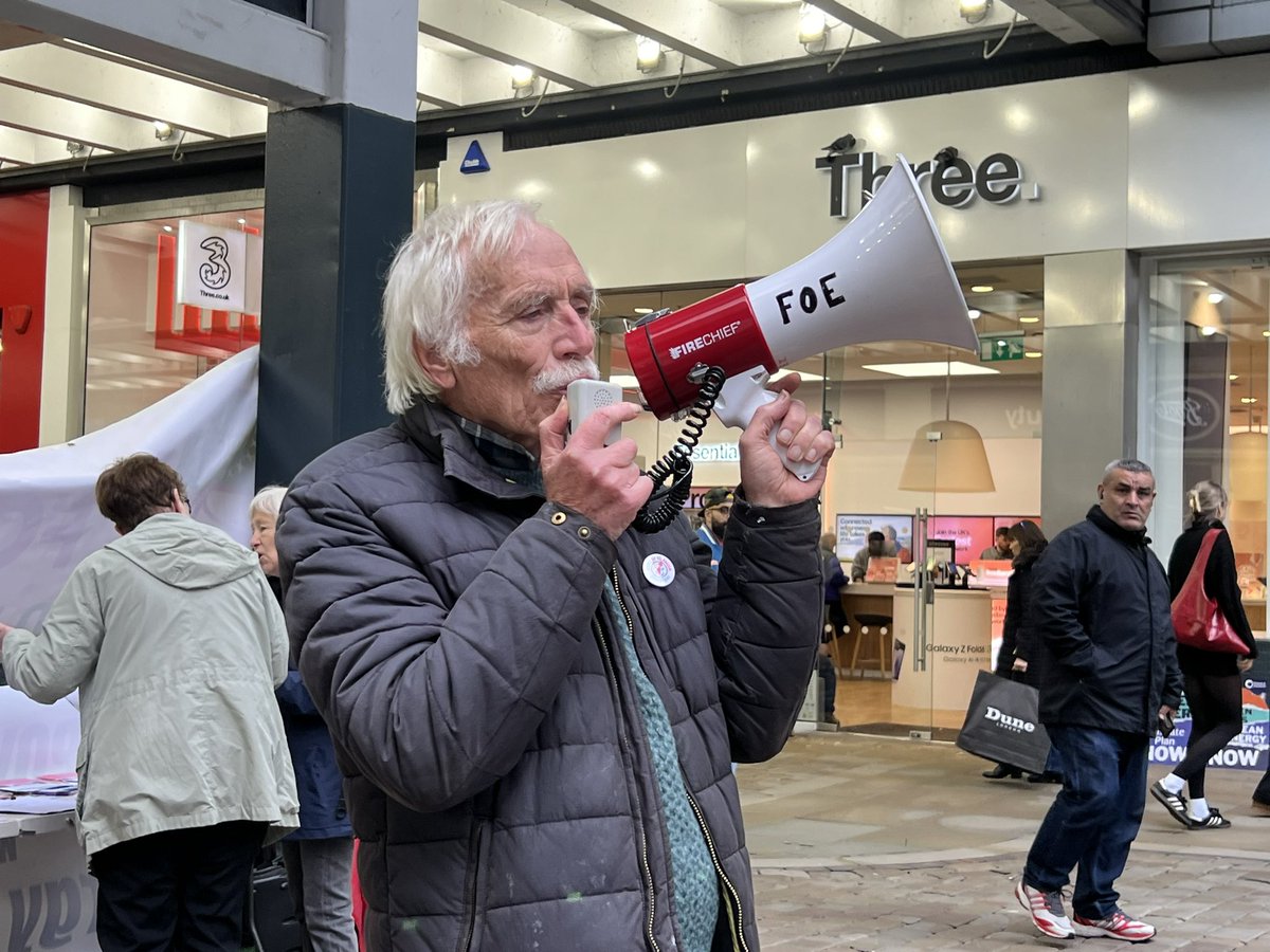 NorthWestFOE's tweet photo. With Gr Manchester fuel poverty & warm homes coalition on Budget Day.
โWhy should people have to choose between heating & eating? In one of the richest countries in the world itโs a disgrace!โ
Cut energy bills and warm homes for all now! #Budget2024 #EnergyForAll #ColdHomesKill https://t.co/kVBkfr7NL3