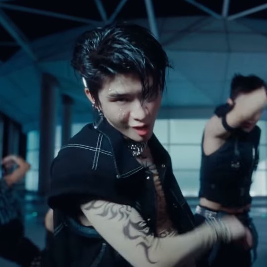 ginggingkaa's tweet image. นั่นไทยหรอลูก..

#THAIchayanon 
#BUS_TRANSFORMER_MV