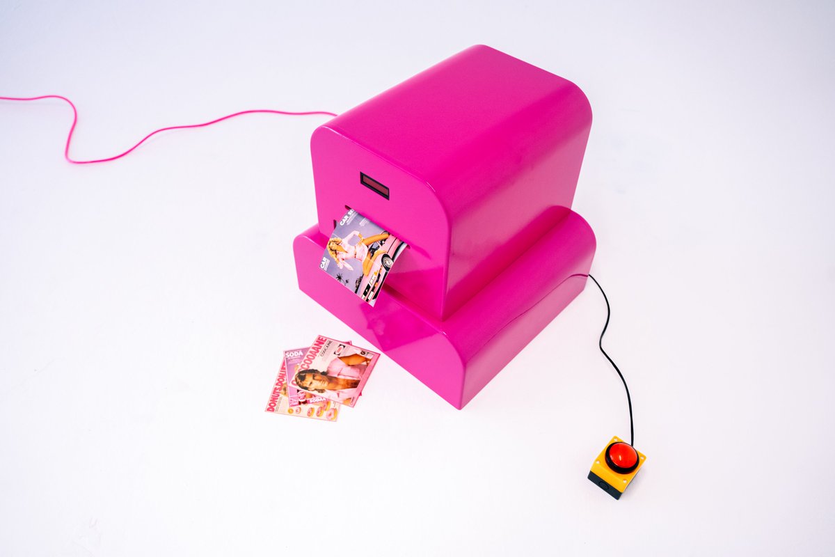 ClownVamp's tweet image. introducing THE JUNK MACHINE

&amp;gt; A physical, interactive ai art robot 🤖
&amp;gt; Immersive solo show and collection drop in Marfa 🌵
&amp;gt; Ongoing generative public art project critiquing how AI is corrupting advertising 📺

The mega details thread...