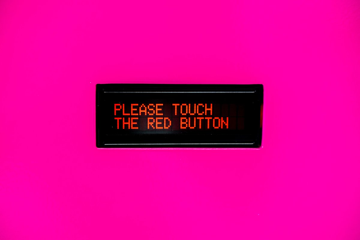 ClownVamp's tweet image. introducing THE JUNK MACHINE

&amp;gt; A physical, interactive ai art robot 🤖
&amp;gt; Immersive solo show and collection drop in Marfa 🌵
&amp;gt; Ongoing generative public art project critiquing how AI is corrupting advertising 📺

The mega details thread...