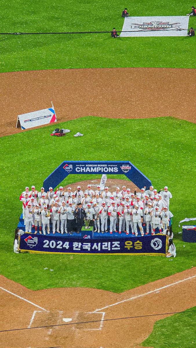tigersvvs's tweet photo. �� 아직 5차전에 살아....❤❤ https://t.co/xQ9ewrgKGR