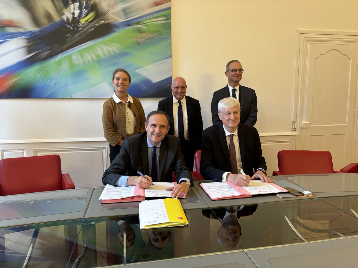 Olivier Sichel (@oliviersichel) on Twitter photo Fin de la sequence sarthoise avec la signature d’un pret de 18 M d’euros pour financer la construction d’un nouveau college a Loué par le pdt <a href="/LeMenerDom/">Dominique Le Mèner</a> du departement <a href="/sarthefr/">Département de la Sarthe</a> : sobre, ouvert, boisé et exemplaire d’un point vue ecologique en remplacement de Belle-vue Fin de la sequence sarthoise avec la signature d’un pret de 18 M d’euros pour financer la construction d’un nouveau college a Loué par le pdt <a href="/LeMenerDom/">Dominique Le Mèner</a> du departement <a href="/sarthefr/">Département de la Sarthe</a> : sobre, ouvert, boisé et exemplaire d’un point vue ecologique en remplacement de Belle-vue
