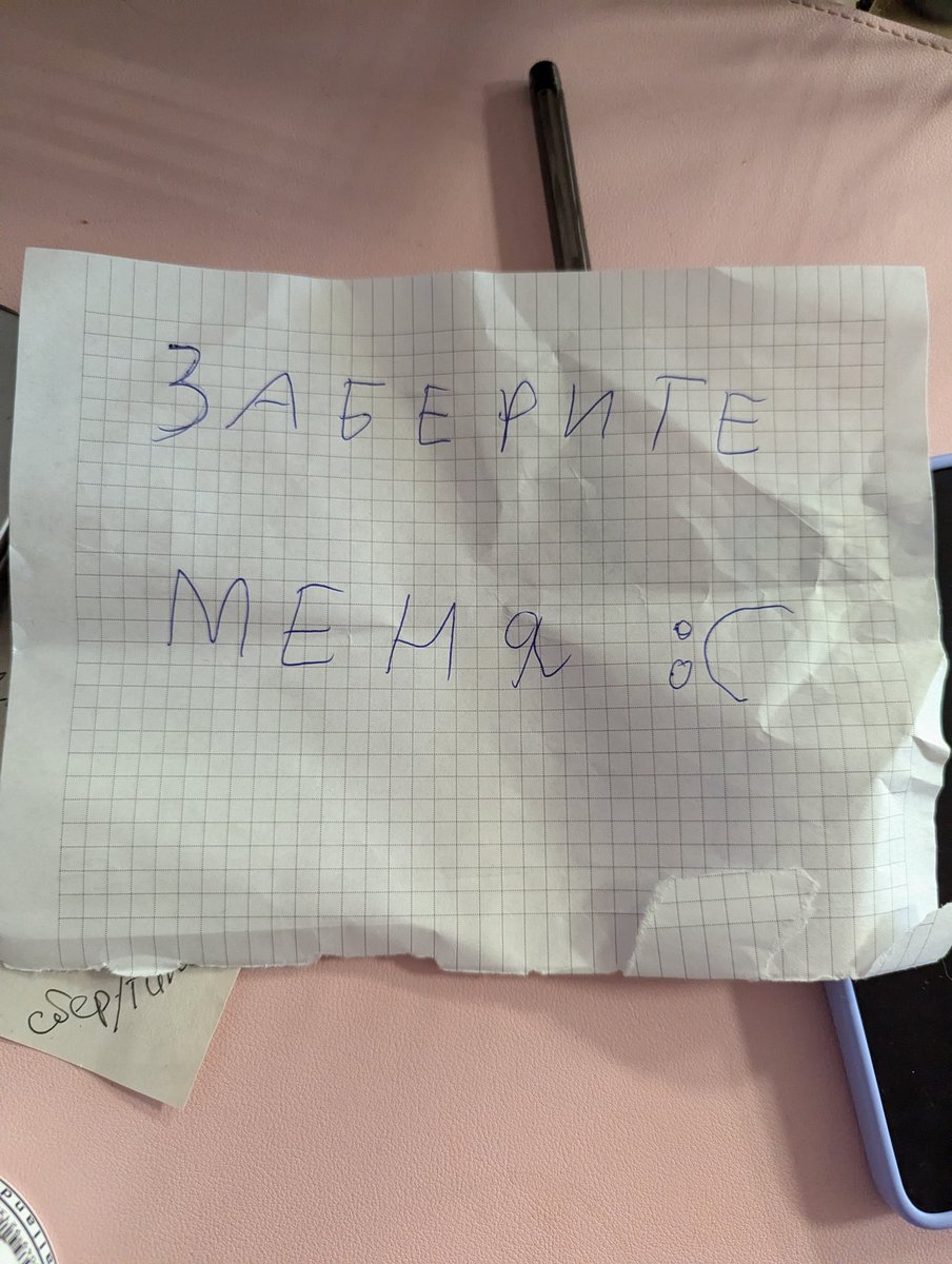KleineKonigEric's tweet photo. Здесь будет тред о том, как у меня появилась кошка.
Утром, когда пошёл первый снег, нам под окна, салона подкинули переноску с кошкой и запиской... https://t.co/j3yDy7L3nE