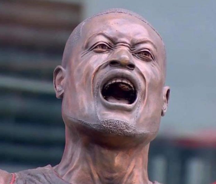 PSUPumpkins's tweet photo. When someone grabs the last slice.
#wadestatue 
#Thanksgiving https://t.co/Mi1fbRUS0u