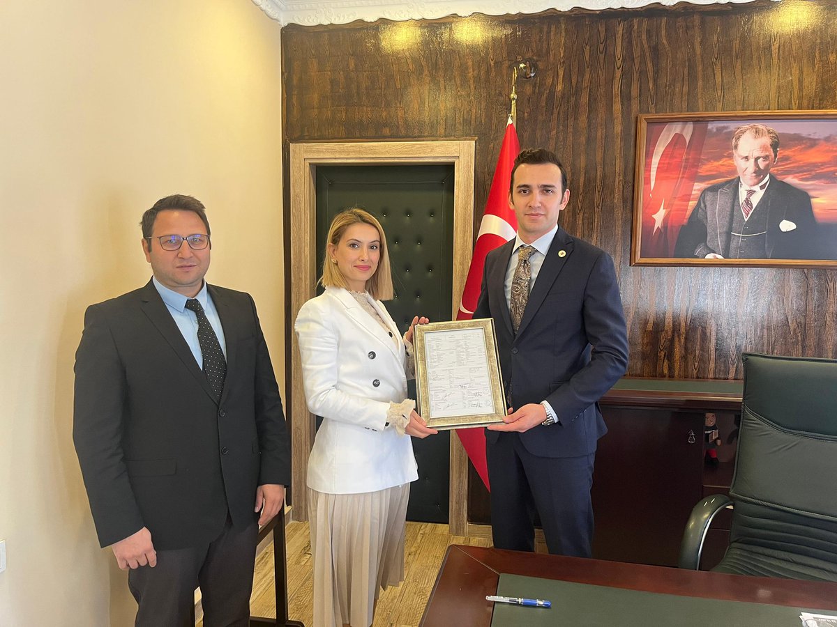 Bakanlığımızın 18/10/2024 tarihli onayı ile İlçemiz kaymakamlığına atanan Kaymakamımız Sayın <a href="/hdemirci1071/">Hacı Demirci</a> Nüfus Müdürümüz <a href="/banuturkeer/">Banu Türker</a> tarafından doğum belgesi takdim edilmiştir.
<a href="/TCNufus/">Nüfus ve Vatandaşlık İşleri Genel Müdürlüğü</a> 
<a href="/afyon_nvi/">Afyonkarahisar İl Nüfus ve Vatandaşlık Müdürlüğü</a> 
<a href="/AfyonValiligi/">T.C. Afyonkarahisar Valiliği</a> 
<a href="/hdemirci1071/">Hacı Demirci</a> 
<a href="/E_tanyeri/">Erkan TANYERİ</a>