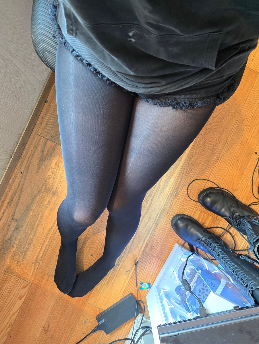 HakureiLing's tweet photo. 一会肉一会不肉的大腿！有一说一短裤配靴子的搭配真的很绝！ https://t.co/Dhvq9XjBHd
