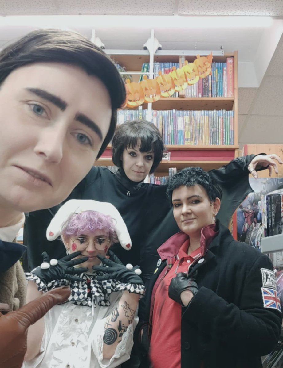 Warum wir heute wieder mal so aussehen?

Natürlich für 🎃 Halloween 🎃 !!! (Ja, einen Tag zu früh, aber morgen haben wir ja frei ^^)

Werdet ihr euch zu Halloween verkleiden und wenn ja, als wer oder was?

#ComicCombo #ComicComboHalloween
#HappyHalloween #ComicComboFun