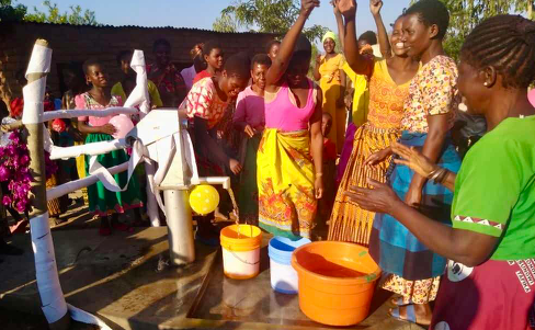 IngLivingWaters's tweet photo. Mpemba Village in central Malawi began to practice Farming God’s Way. Clean water has changed their lives, bringing this resource closer to their village. https://t.co/uwl0OrjQku @heavensfamily @ingomarlivingwaters #waterchangeslives https://t.co/E95a0sO0tN