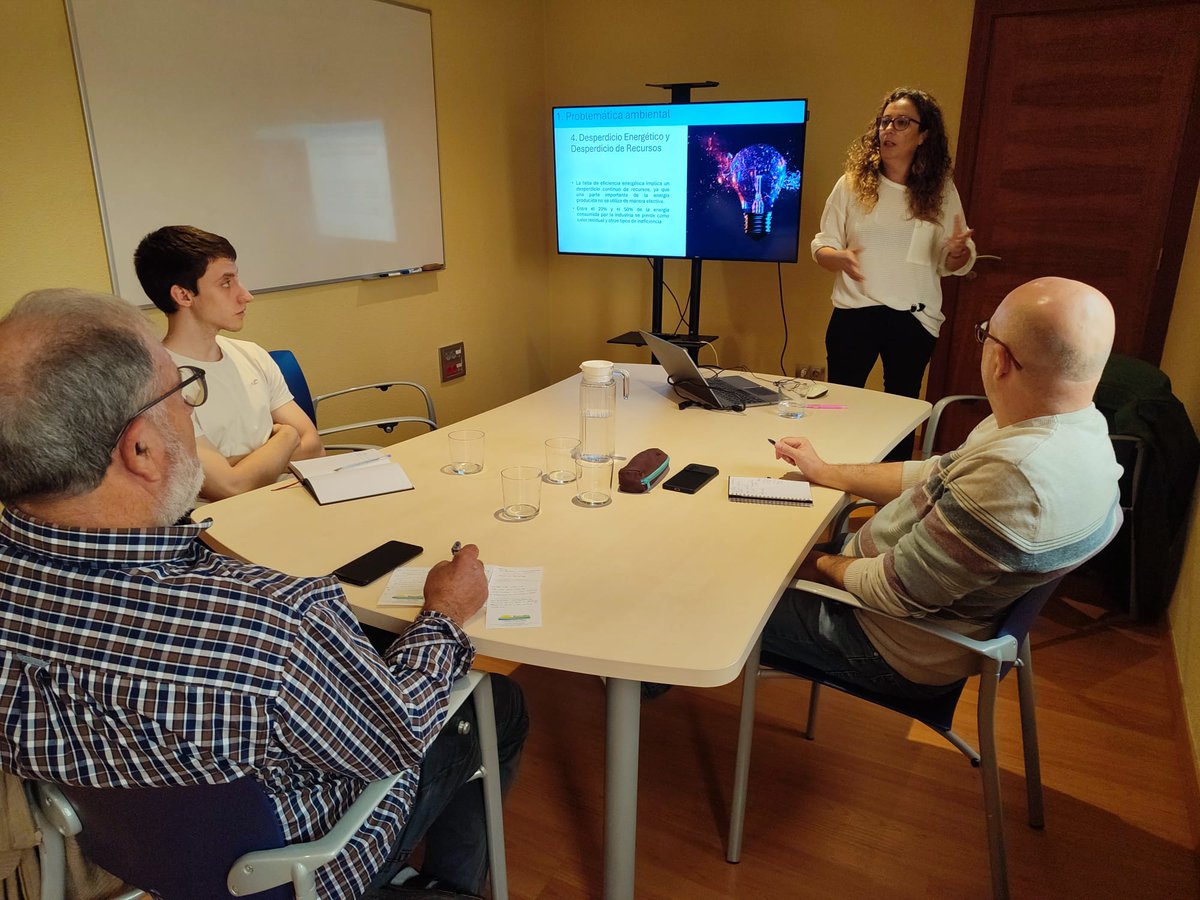 centre_bit's tweet photo. Avui, al #CentreBit Menorca, impartim la píndola sobre #EficiènciaEnergètica, una formació gratuïta que ajudarà als assistents a reduir costs i augmentar la seva competitivitat. https://t.co/ms2Vkul3RI