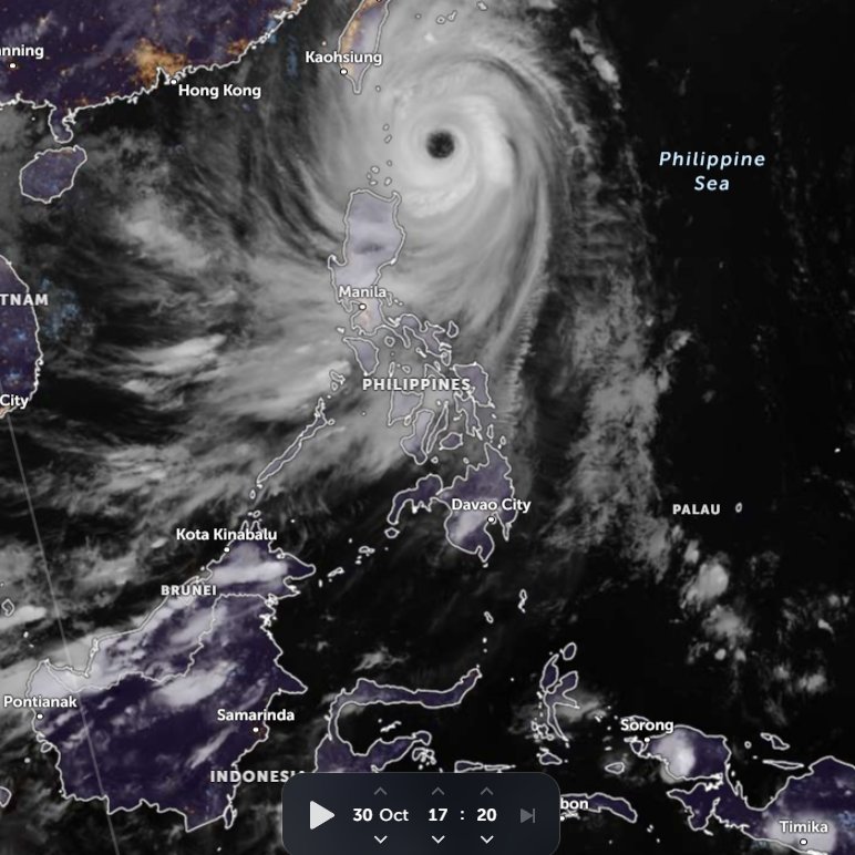 Sepertinya ini jadi mata topan terbesar yg pernah saya liat