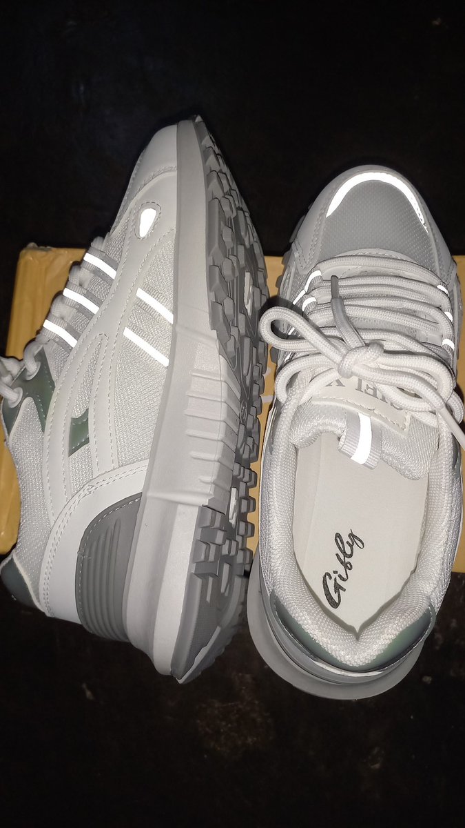 Sunnputri_v's tweet photo. WTS sepatu gifly size 37(size kecil)
Ori+dus 130k nego tipis²
Baru bgt nyampe tp pas di coba ternyata kekecilan😭 https://t.co/mjzZSbOMYh