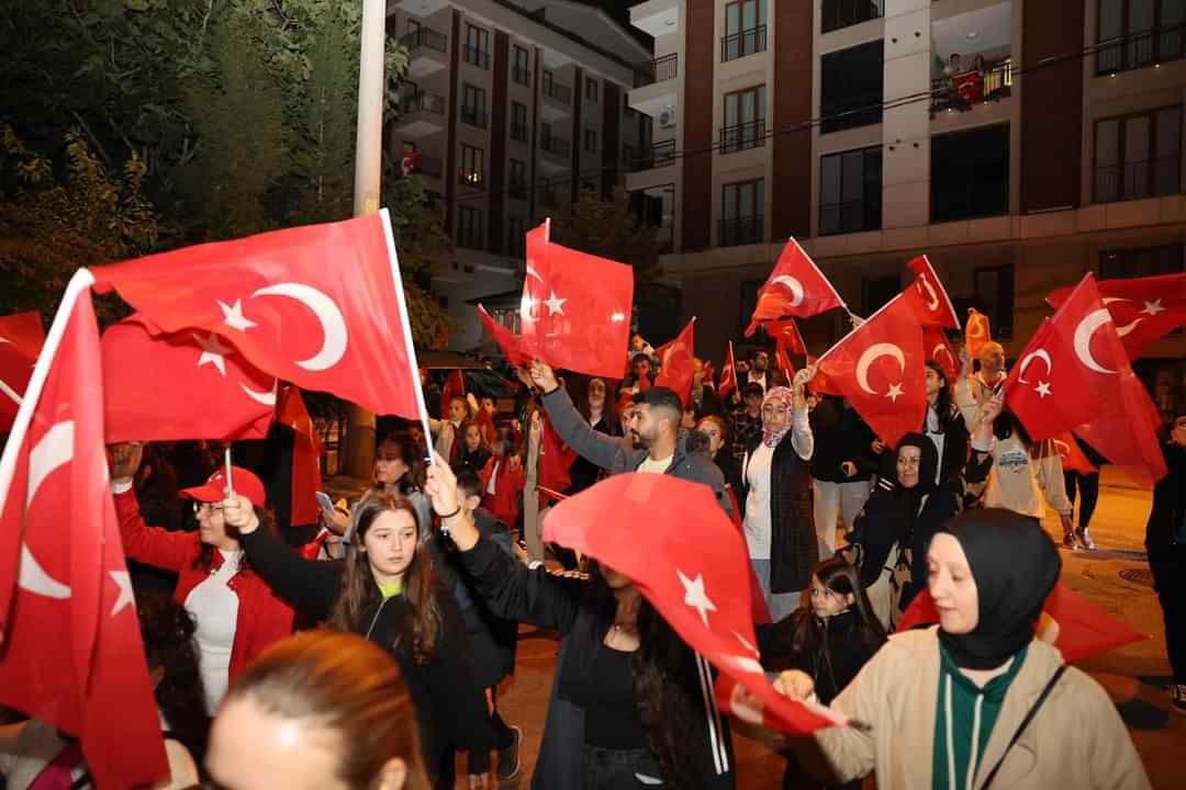daricamem's tweet photo. Cumhuriyetimizin 101. yılında Darıca ailesi olarak fener alayı düzenledik. @muratbalay https://t.co/i3CrDTwsZc