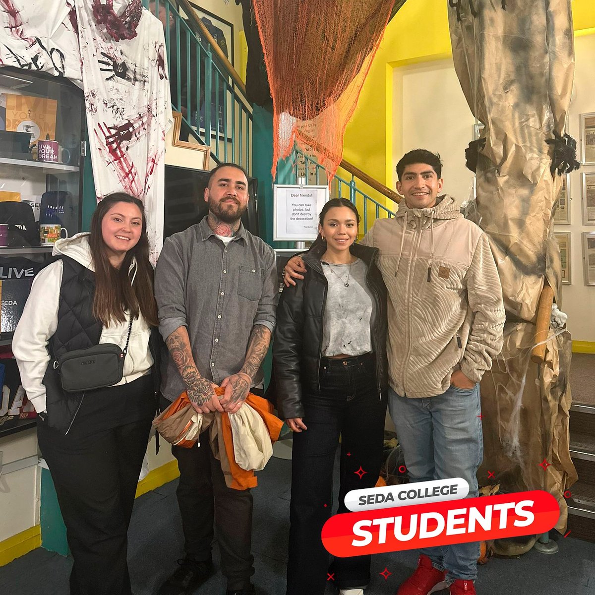 mySEDA's tweet photo. ¡Bienvenidos a Irlanda, Priscila, Nicolás, Andrea y Rodrigo! 🇨🇱🇮🇪

Llegaron justo a tiempo para vivir su primer Halloween en este lado del mundo 🎃. Prepárense para una experiencia llena de sorpresas y tradiciones únicas, ¡y no se olviden de sus disfraces!

#sedacollege https://t.co/D4JGOnE8Dz