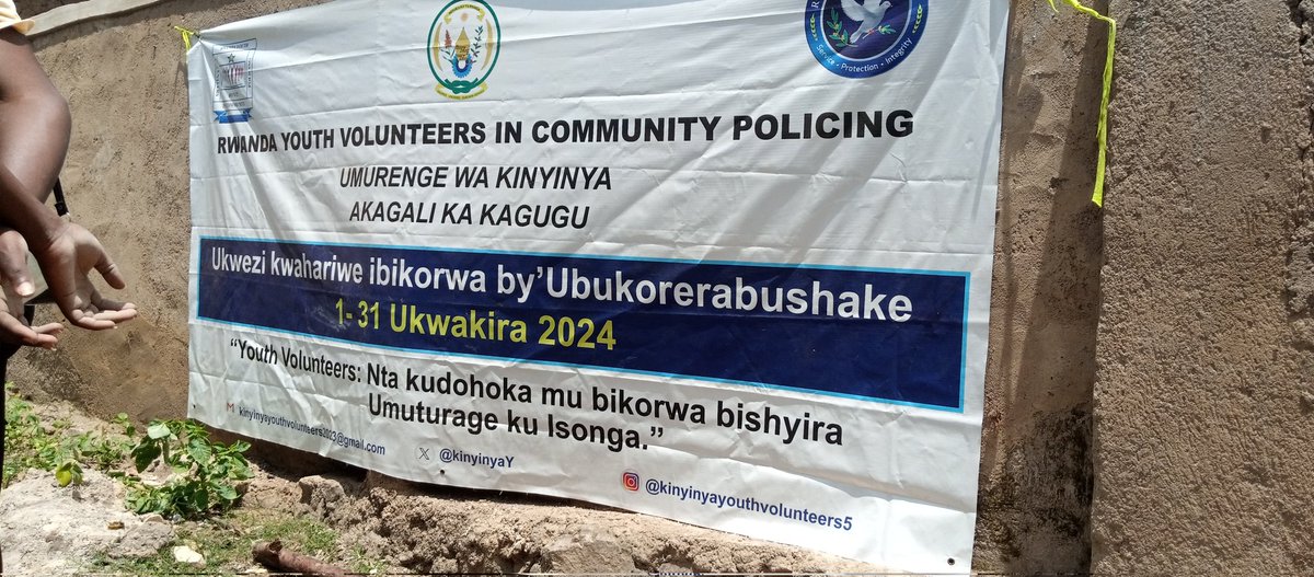 maniraharijack's tweet photo. Mu murenge wa Kinyinyi akagali ka Kagugu umudugudu wa Giheka , abaturage n'urubyiruko rw'abakorerabushake babyukiye mubikorwa bitandukanye birimo isuku no kubaka uturima twigikoni. https://t.co/XABmpqJs4J