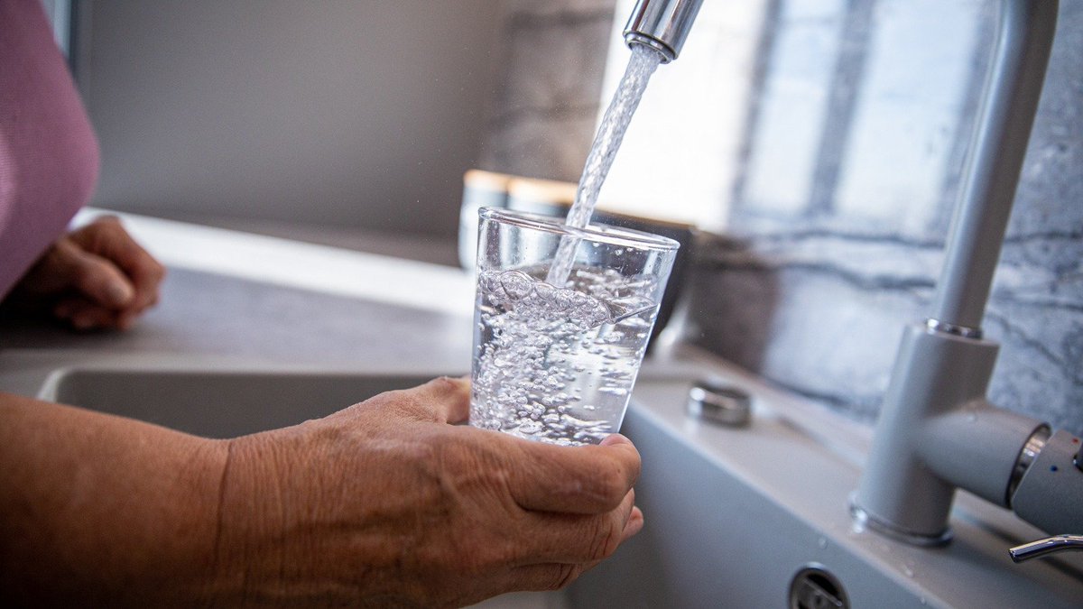 AjuntamentVLC's tweet image. 📣El agua potable que llega a los domicilios de la ciudad de #València es apta para el consumo y cumple con los requisitos de salud pública. Rogamos, como siempre, un consumo responsable. #DANA