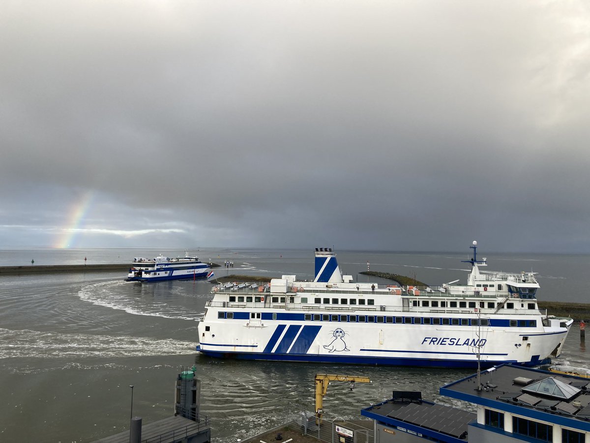 Wisselvallig weer zorgt voor fraai ochtendtafereel met <a href="/rederijdoeksen/">Rederij Doeksen</a> vanuit de Havenkraan