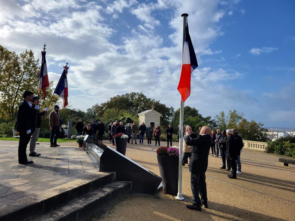Vendredi 1er novembre :
cérémonie commémorative en hommage aux morts pour la France et mise a l'honneur des élus inhumés à Cenon.

📍11h00 : cimetière Saint- Romain 

📍11h30 : cimetière Saint-Paul

📍 11h45 : cimetière Saint-Paul
Inauguration du pôle funéraire 

#vivreacenon