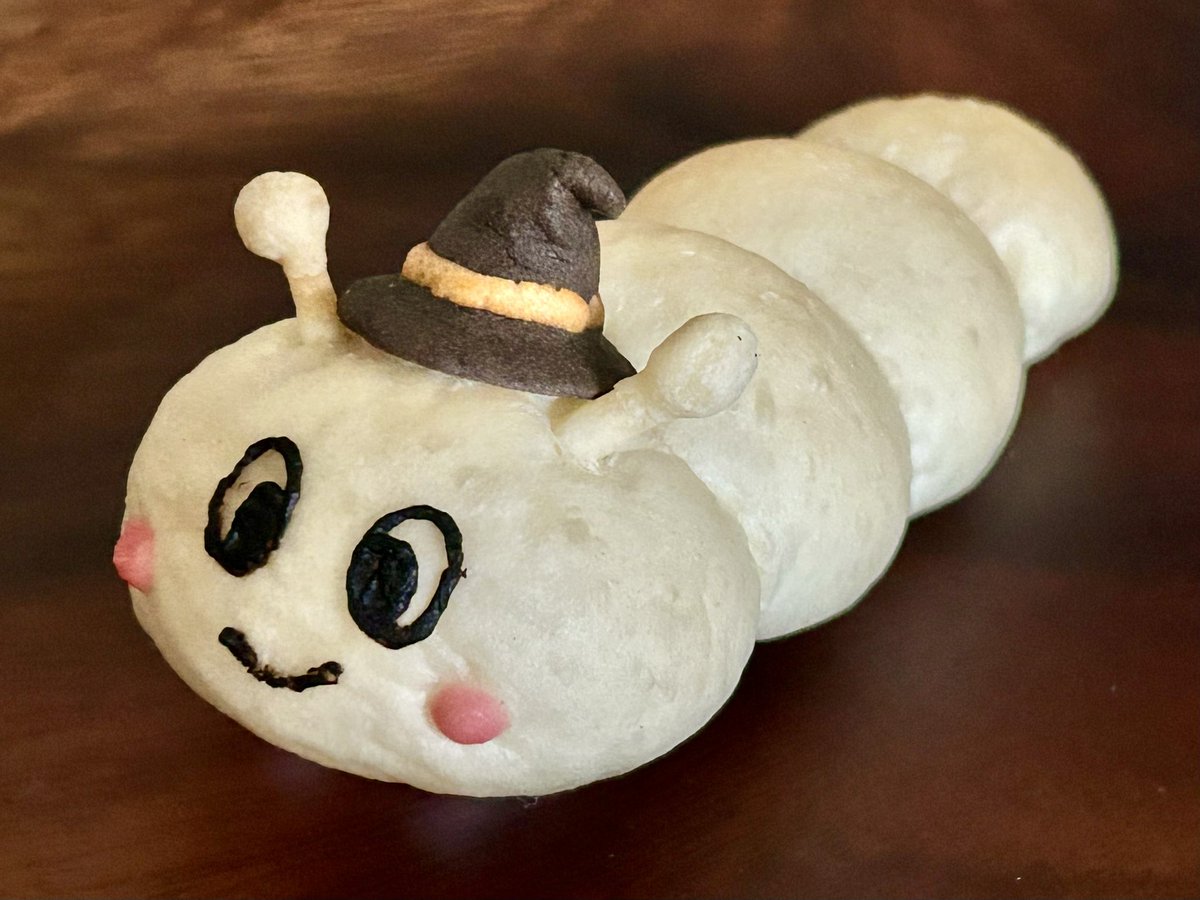 10/26(土) ひぐらしガーデン秋まつり2024の、おはなしかい&amp;ワークショップにご参加頂いた皆さま、ありがとうございました😄パン屋さんからお土産に頂いたいもむしパン、ハロウィンの帽子をかぶってかわいいな♪🥐😊