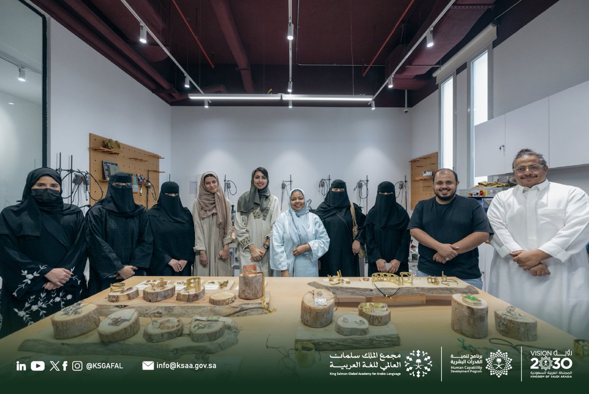 KSGAFAL's tweet photo. أعمال فنية زيّنت الحلي والمجوهرات التقليدية بالأحرف العربية، أنجزها المشاركون في الدورة التدريبية الثالثة، التي نظَّمها #مجمع_الملك_سلمان_العالمي_للغة_العربية، بالتعاون مع المعهد الملكي للفنون التقليدية (وِرث).
#برنامج_تنمية_القدرات_البشرية