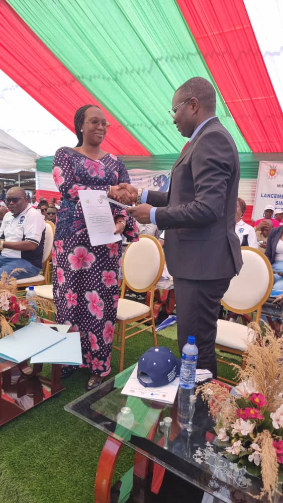 MagazineJimbere's tweet photo. 🔴 Suspension de la mesure portant restriction des importations entre le #Burundi et la #RDC, ce 30/10/2024 par le Ministre du Commerce en #DRCongo, @julienpalukucom. Cette annonce survient en marge du lancement officiel du #RECOS (Régime Commercial Simplifié) du @COMESA_HQ, dont les cérémonies viennent de se dérouler à la frontière de #Gatumba en présence de Julien Paluku Kahongya, Ministère Congolais du Commerce et la Ministre @NIJIMBEREMarie1 (@MinCommerce)