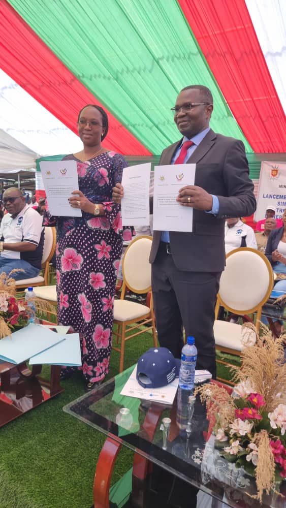 MagazineJimbere's tweet photo. 🔴 Suspension de la mesure portant restriction des importations entre le #Burundi et la #RDC, ce 30/10/2024 par le Ministre du Commerce en #DRCongo, @julienpalukucom. Cette annonce survient en marge du lancement officiel du #RECOS (Régime Commercial Simplifié) du @COMESA_HQ, dont les cérémonies viennent de se dérouler à la frontière de #Gatumba en présence de Julien Paluku Kahongya, Ministère Congolais du Commerce et la Ministre @NIJIMBEREMarie1 (@MinCommerce)