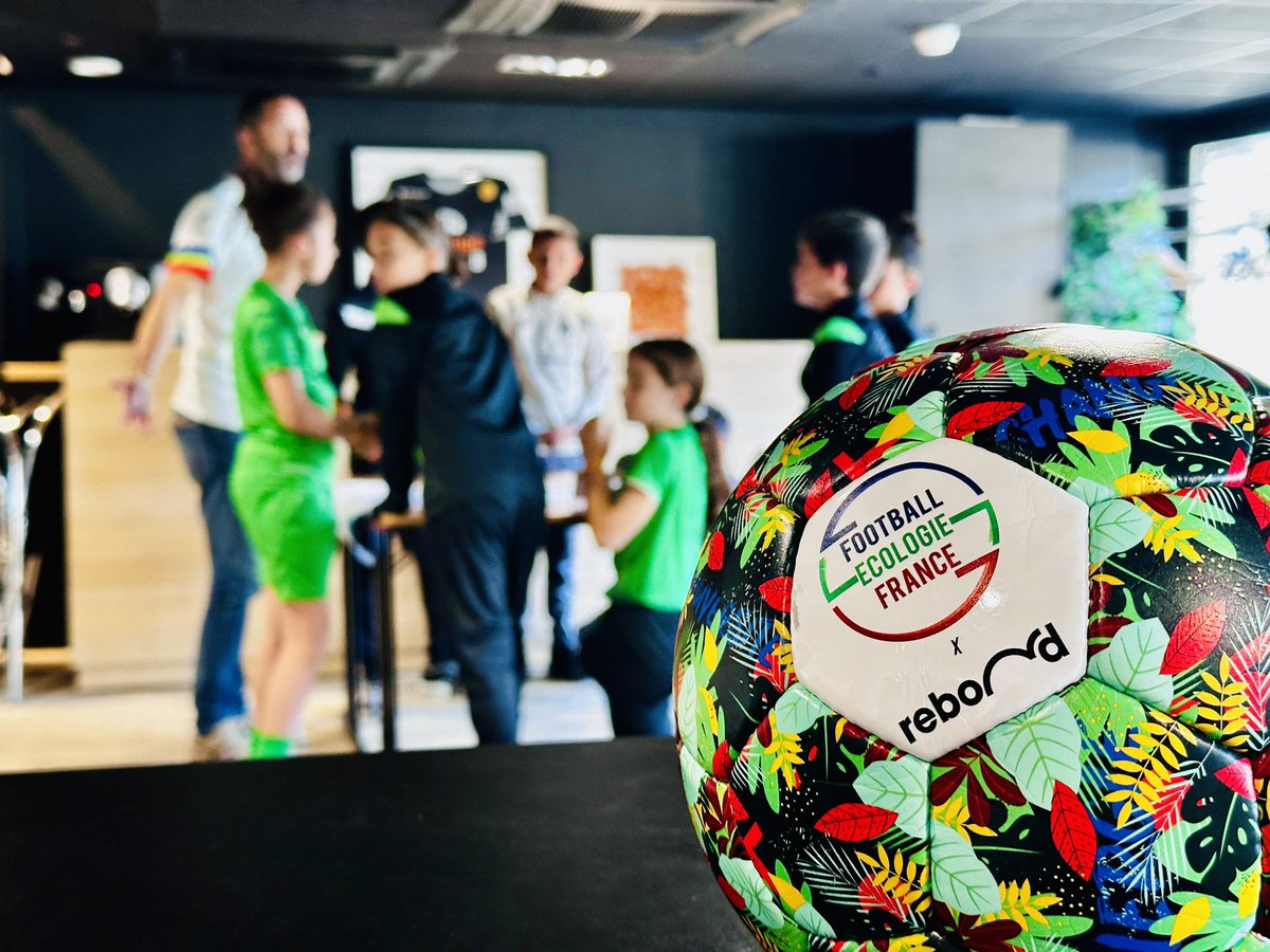 OrangePACA's tweet photo. Au football, on se soucie aussi de notre planète 🌏
C’est en mode atelier #Ecologie et #Football avec @FootEcologieFr à #OVSchool 🏟️

Sensibilisation et conseils pratiques sur l’écologie du monde du football pour nos minots et minottes marseillais ! 

Ensemble participons à la transition écologique du football ⚽️♻️

#ForGoodConnections