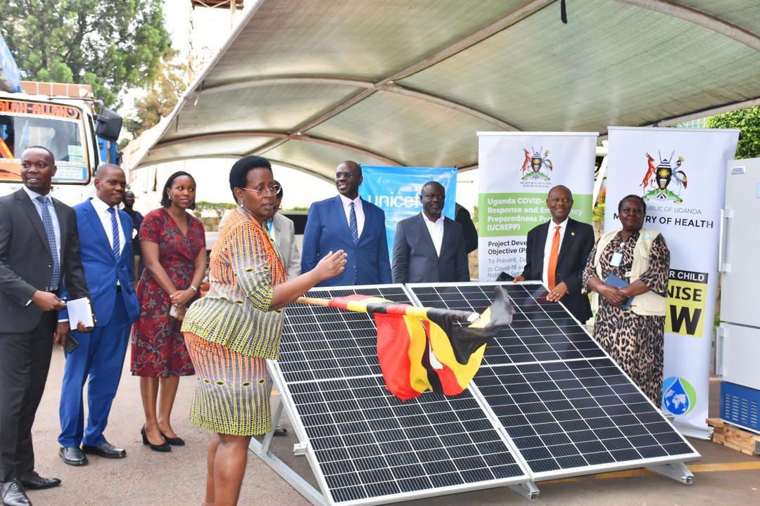 DianaAtwine's tweet image. This morning we dispatched 776 equipment comprised of 556 solar direct drive refrigerators and 220 electric refrigerators to selected districts to supports safe storage of vaccines in rural health facilities, aimed at strengthening Uganda’s immunization coverage. 

This expansion…