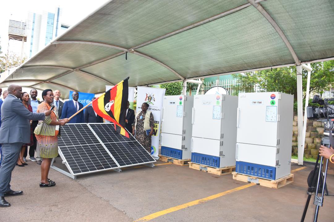 DianaAtwine's tweet image. This morning we dispatched 776 equipment comprised of 556 solar direct drive refrigerators and 220 electric refrigerators to selected districts to supports safe storage of vaccines in rural health facilities, aimed at strengthening Uganda’s immunization coverage. 

This expansion…