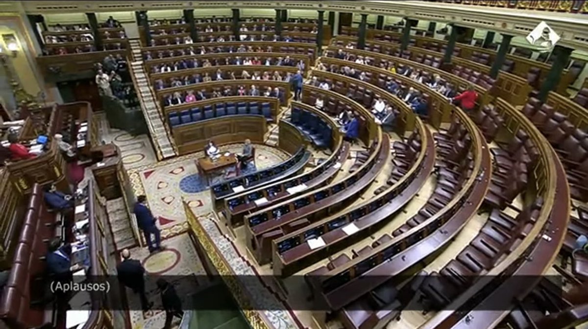 La imagen que resume España. 

El gobierno solo en el congreso , mientras el resto de los grupos con Valencia, Alicante y otras comunidades autónomas que murieron ahogados anoche. 

Votas a esta basura. Reflexiona.