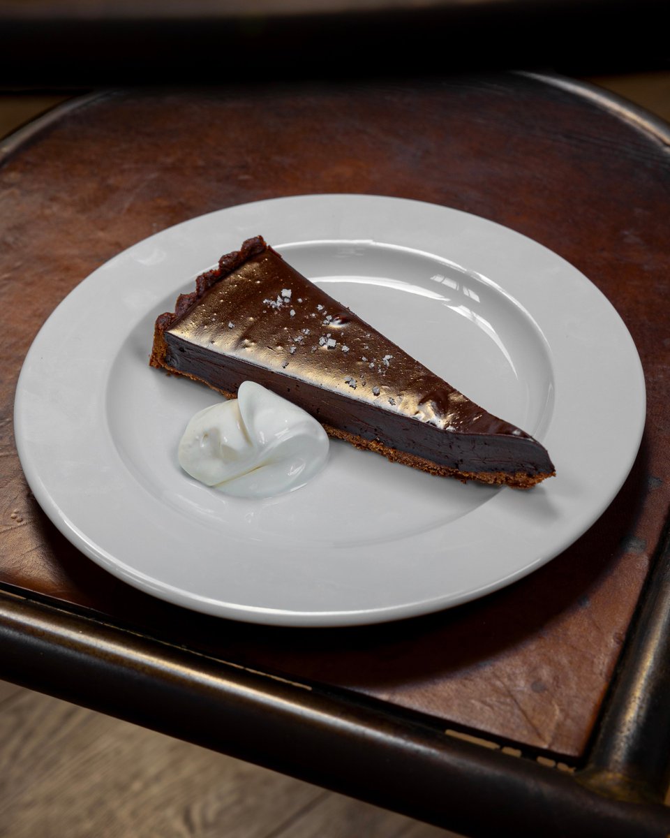 Le Café de l’Usine, un bon petit resto plein de charme, caché dans une ancienne usine, en plein Paris. Lire la suite : parisbouge.com/restaurants #restaurantparis #bistro #paris11