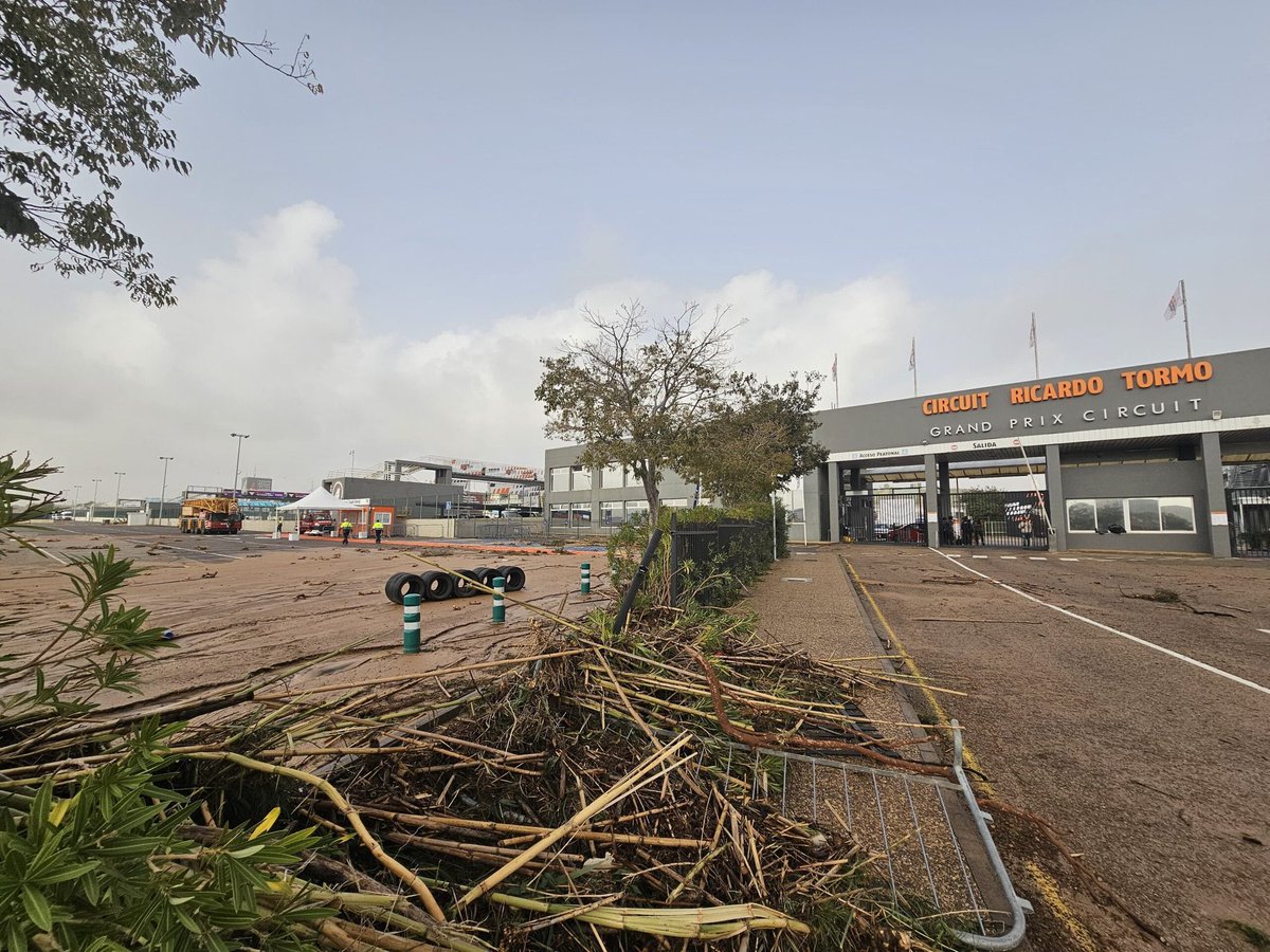 MedF1osTV's tweet photo. 🚨 Comunicado prensa @CircuitValencia 🚨 ✍🏼 “Las infraestructuras de accesos se han visto seriamente dañadas y necesitan reparación urgente para el #ValenciaGP”.

🔜100 personas han tenido que pasar la noche en el circuito. “Lo más importante es que todas las personas están bien” https://t.co/QaGj8hIe03