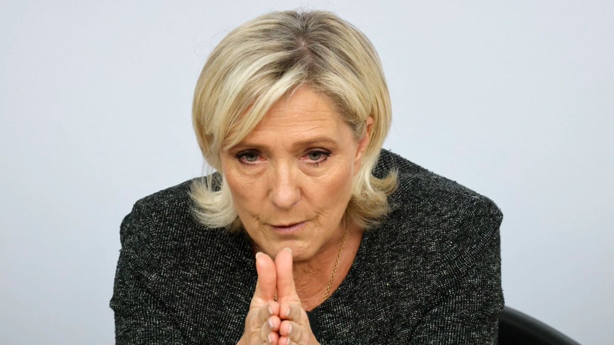 JournalFakir's tweet photo. Le Pen et Bardella défendraient les « petits », « ceux qui bossent »… C’est ce que croient beaucoup d’électeurs RN rencontrés en reportages.

Pourtant, les votes du RN à l’Assemblée sont loin, très loin de défendre les travailleurs et les travailleuses.

Une arnaque sociale.⏬️ https://t.co/H9yskvx0RM