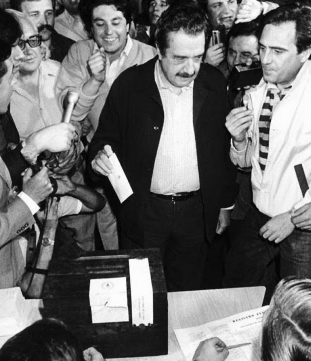 RoAlconada's tweet photo. Hace 41 años los argentinos elegían la paz, el diálogo, la búsqueda de consensos., el construir un país sobre la base de la justicia y la defensa de los DDHH. 
Eligieron la promesa de la democracia para siempre. 

Raúl cumplió, y estos 41 años muestran lo bien que lo hizo. 

Nos toca ahora  tomar la posta y darle a esta democracia el contenido social que la complete. 

#Democracia #RaulAlfonsín #41años