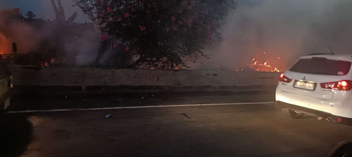 bisabaik's tweet photo. Keluar tol kembangan dari arah Tangerang saat ini ada kebakaran ilalang persis disamping jalan tol, kondisinya semakin membesar. Belum ada petugas yang menangani https://t.co/EGdAjneHdf