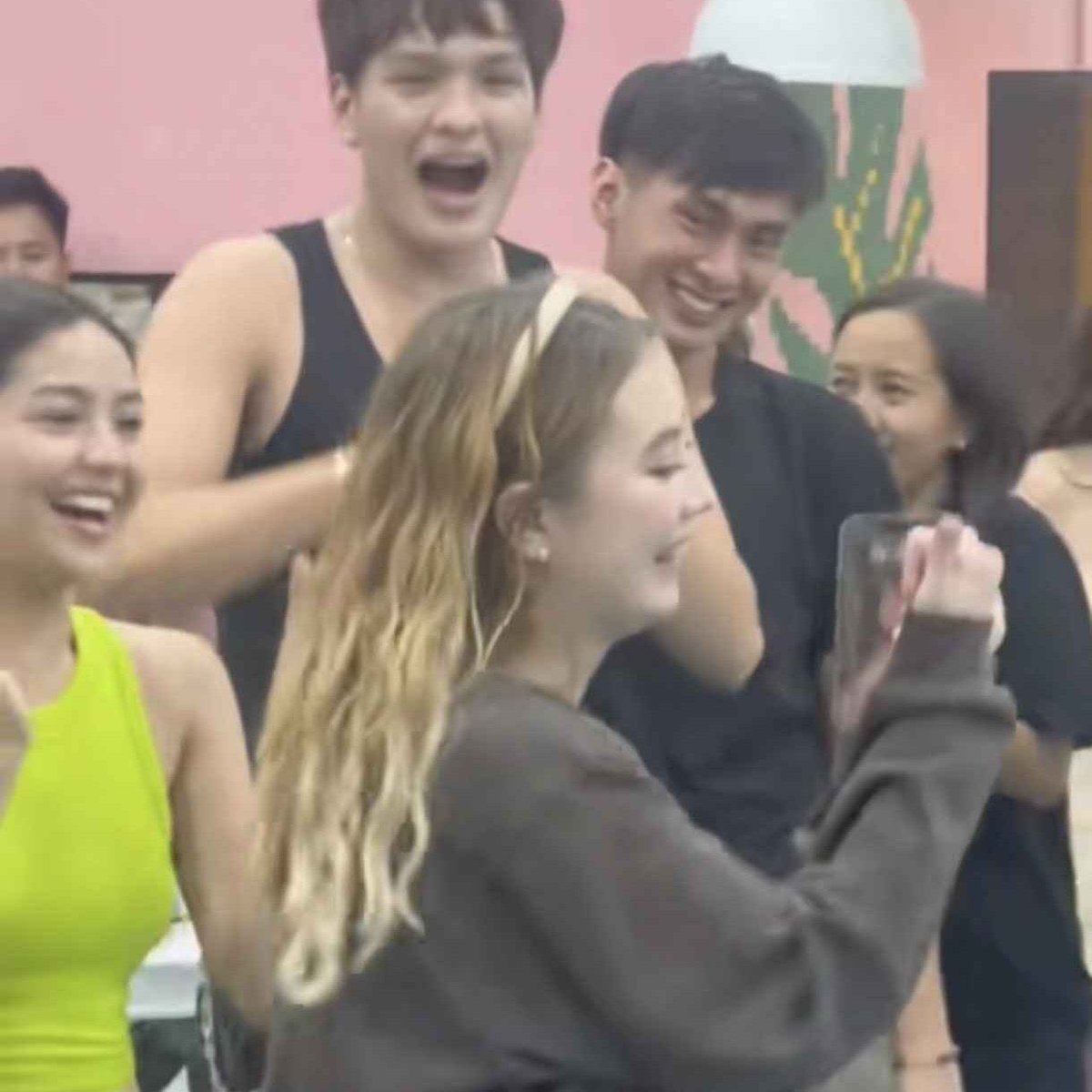 this photo screams "magulong kapaligiran, sa'yo lang ang tingin"

JMFYANG SUPPORT SYSTEM