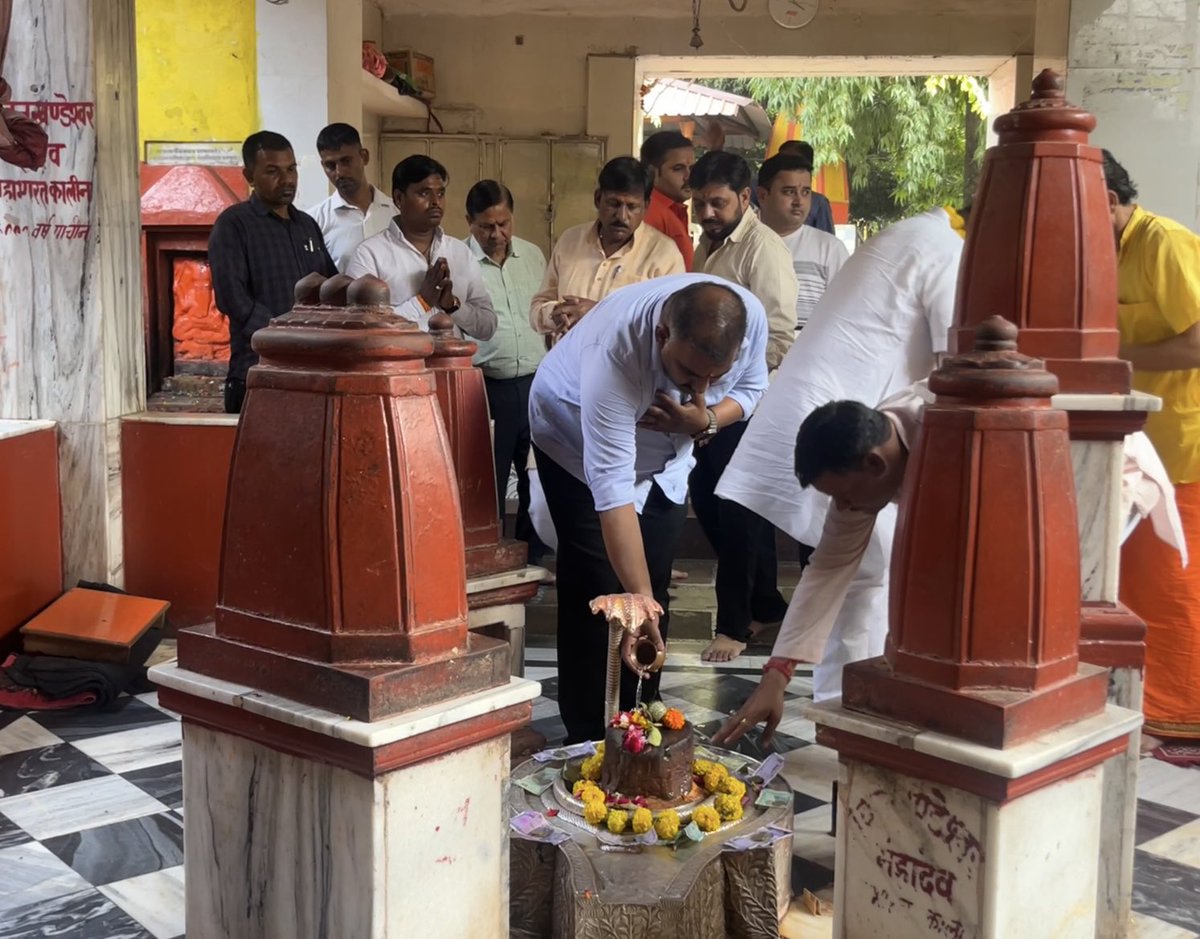 YashAgarwalbtp's tweet image. ॐ ह्लीं श्रीं ह्लीं पीताम्बरे तंत्र बाधां नाशय नाशय

आज तेलंगाना के प्रदेश संगठन महामंत्री आदरणीय श्री @chshekharbjp जी भाई साहब के साथ पीतांबरा माई के दर्शन करने का सौभाग्य प्राप्त हुआ !!

बोलो पीतांबरा माई की जय

#yashagarwal  #pitambrapeethdatia  #pitambrapeethdatiatample