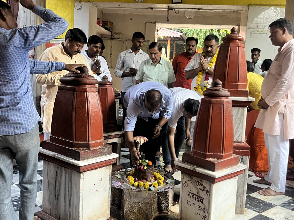 YashAgarwalbtp's tweet image. ॐ ह्लीं श्रीं ह्लीं पीताम्बरे तंत्र बाधां नाशय नाशय

आज तेलंगाना के प्रदेश संगठन महामंत्री आदरणीय श्री @chshekharbjp जी भाई साहब के साथ पीतांबरा माई के दर्शन करने का सौभाग्य प्राप्त हुआ !!

बोलो पीतांबरा माई की जय

#yashagarwal  #pitambrapeethdatia  #pitambrapeethdatiatample