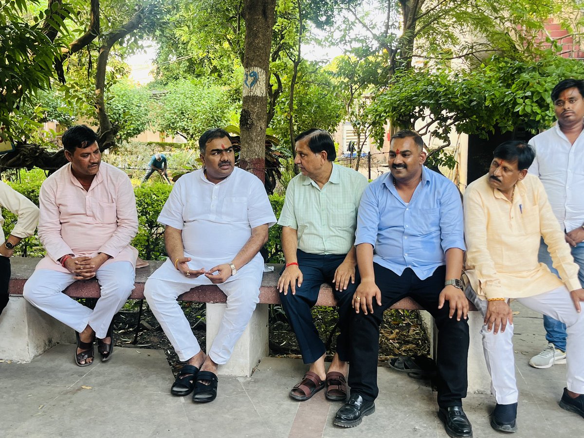 YashAgarwalbtp's tweet image. ॐ ह्लीं श्रीं ह्लीं पीताम्बरे तंत्र बाधां नाशय नाशय

आज तेलंगाना के प्रदेश संगठन महामंत्री आदरणीय श्री @chshekharbjp जी भाई साहब के साथ पीतांबरा माई के दर्शन करने का सौभाग्य प्राप्त हुआ !!

बोलो पीतांबरा माई की जय

#yashagarwal  #pitambrapeethdatia  #pitambrapeethdatiatample