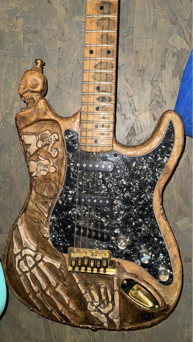 Cursed guitars (@cursedguitars) on Twitter photo 