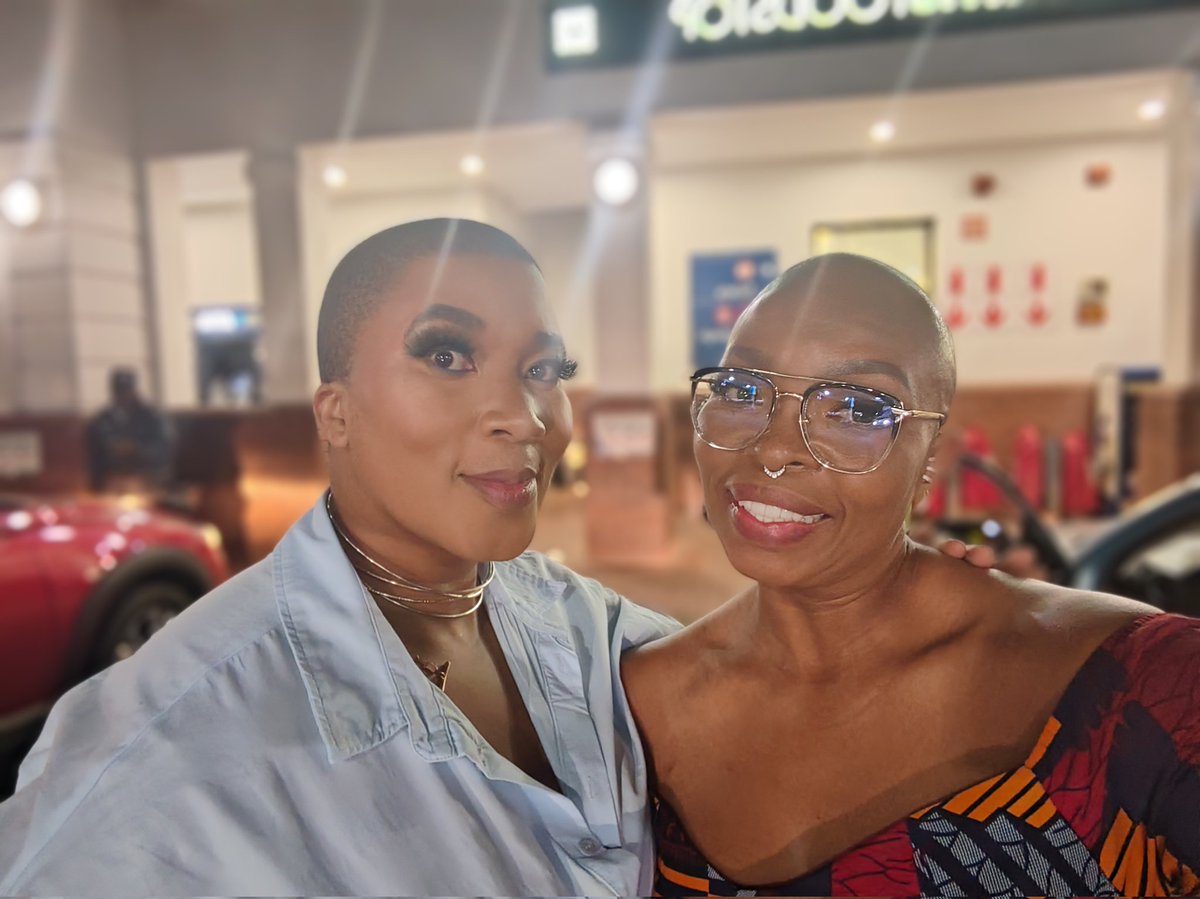 Queen_Tsholo's tweet photo. ...San'bonani @andymaqondwana  @Mphowabadimo I'm tuned in @KayaON959 #FeelGood #ChiskopGang who dis? https://t.co/Q5kN8zpOqH