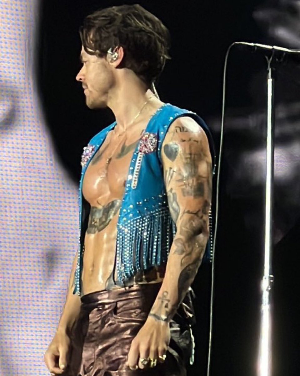 BuzzingPop's tweet photo. Role Model reacts to losing PEOPLE’s ‘Sexiest Musician’ of 2024 title to Harry Styles:

“I was the runner-up. I heard about the counts — a lot of you voted for me. But I wanna speak to those who voted for Harry Styles: I hope you're happy. I hope your day is made from this, because guess what? His publicist isn't even going to mention this to him. He won’t know about this. That boy is in Fiji, somewhere. That's how insignificant this is to him. His publicist won’t even mention it to him. So I hope you're happy […] I'm treading lightly here — you had an opportunity to really do something for the culture. To create this beautiful ending to an underdog story. And you didn't.”